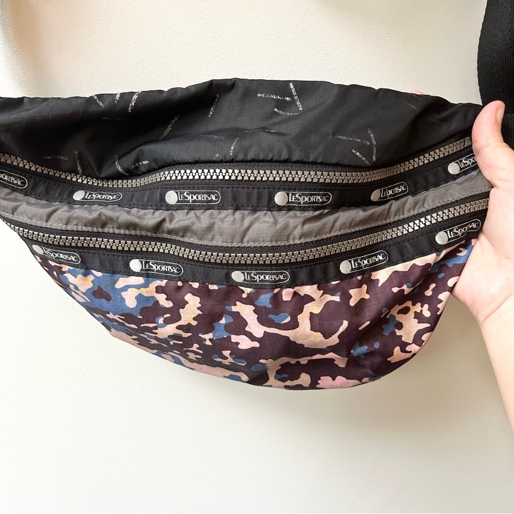 Lesportsac nylon fanny pack with adjustable waist or crossbody strap - Picture 2 of 11